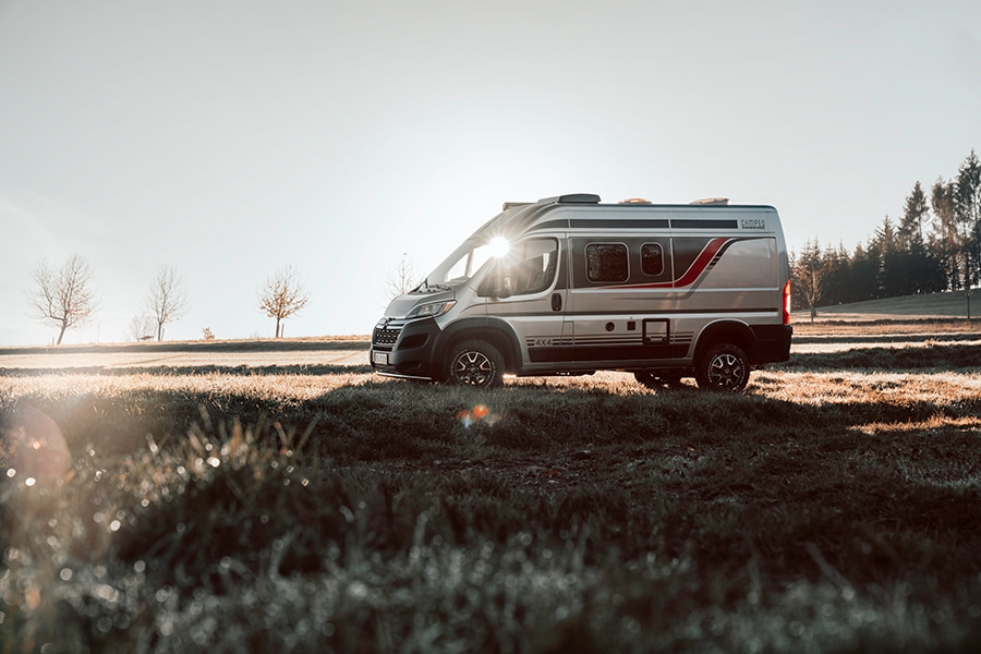 Bürstner Campeo 4x4 auf einem Feld