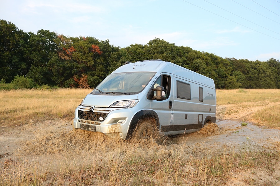 4x4 Kastenwagen von Clever auf Basis des Citroën Jumper fährt durch Schlamm