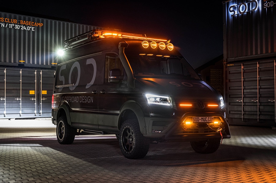 Stone Offroad Design Proline: Das Fahrzeug bei Nacht mit kupferfarbenem LED-Licht von Lightbar, Arbeitsscheinwerfern und Frontleuchten im Grill