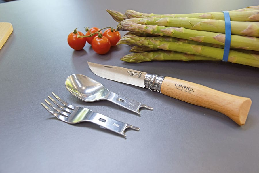 Camping-Zubehör des Monats Juli 2023: Opinel Besteckset Picnic+ mit klassischem Opinel-Messer und Aufsatzlöffel sowie AUfsatzgabel