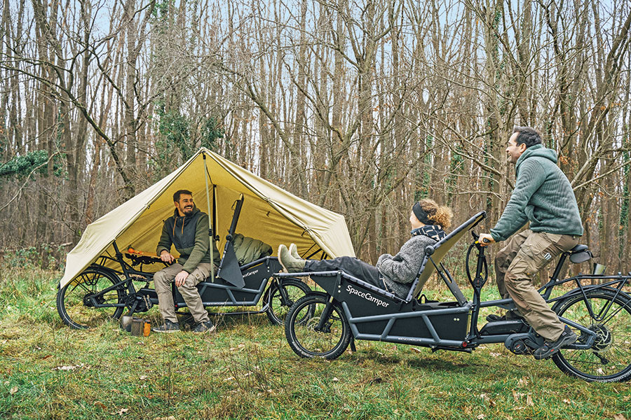 Zwei SpaceCamper Bikes aus Basis eines E-Lastenrads mit Camping-Ausstattung