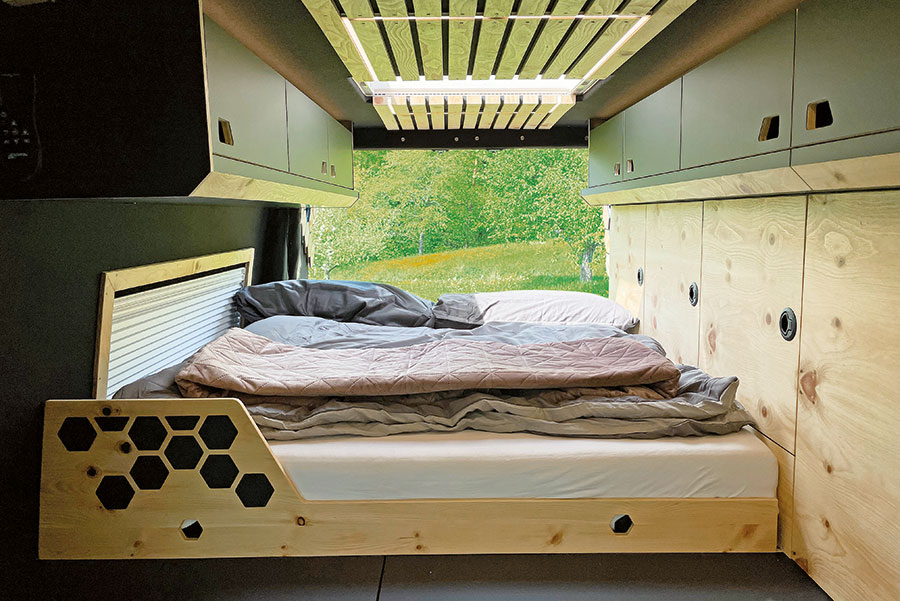 Längsbett im Allrad-Sprinter mit Vanside-Ausbau