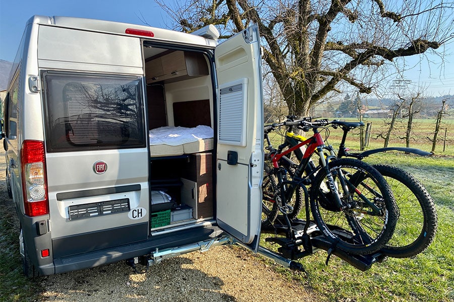 Seitlich weggeschwenkter Bike-Träger mit 2 Fahrrädern am Kastenwagen-Heck