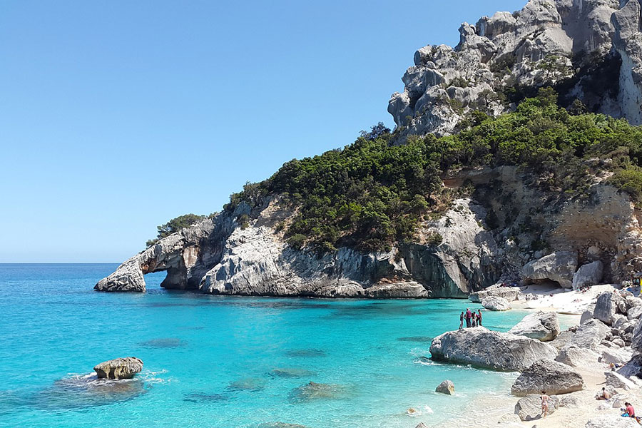 Bucht mit Felsen und türkisblauem Wasser auf Sardinien