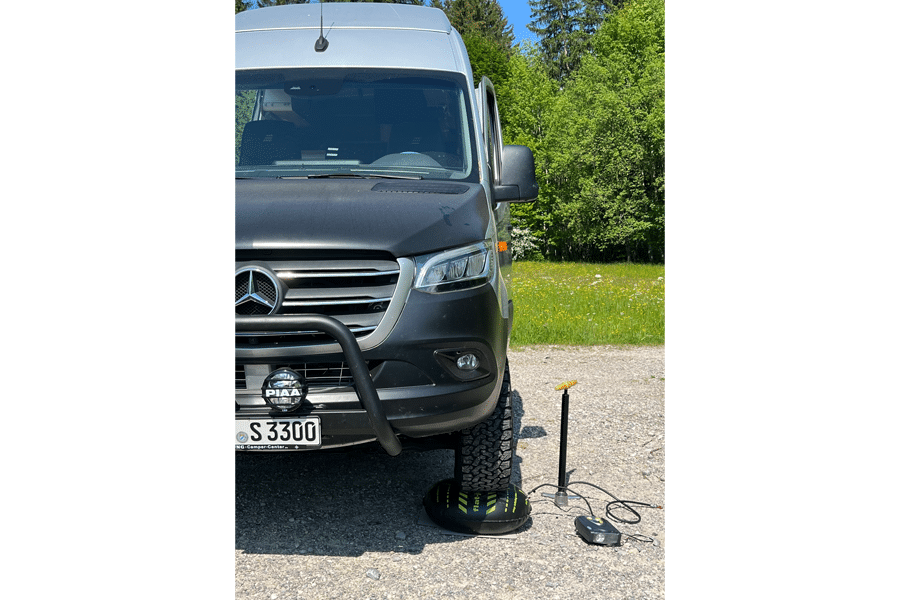 Luftkissen unter einem Kastenwagen-Vorderreifen