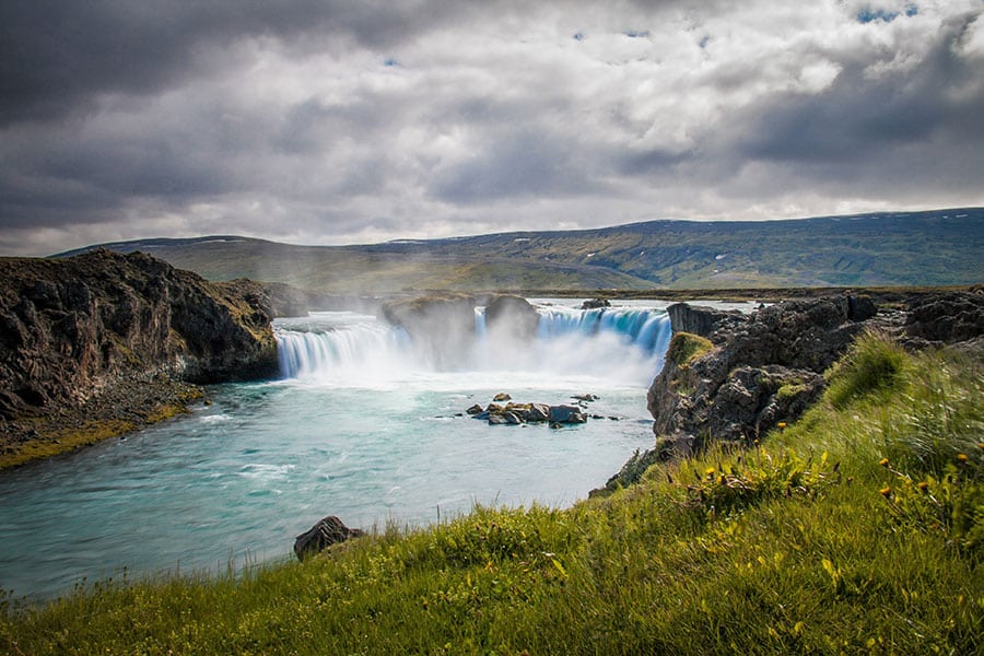 Wasserfall in schroffer Landschaft Islands