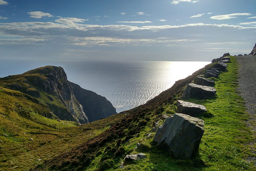 Straße entlang einer zerklüfteten Küste in Irland