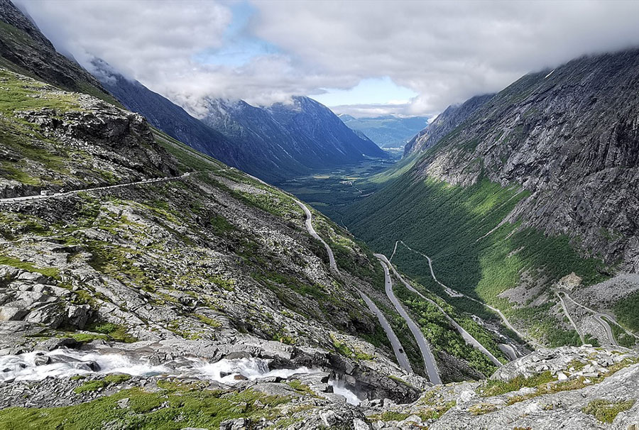 Haarnadelkurven-Straße durch schroffe Berglandschaften in Norwegen