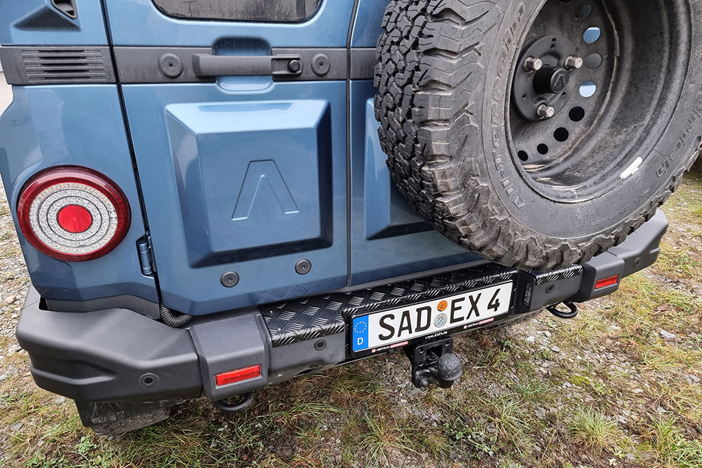 Metall-Schutzblech über der Stoßstange eines blauen Geländewagens