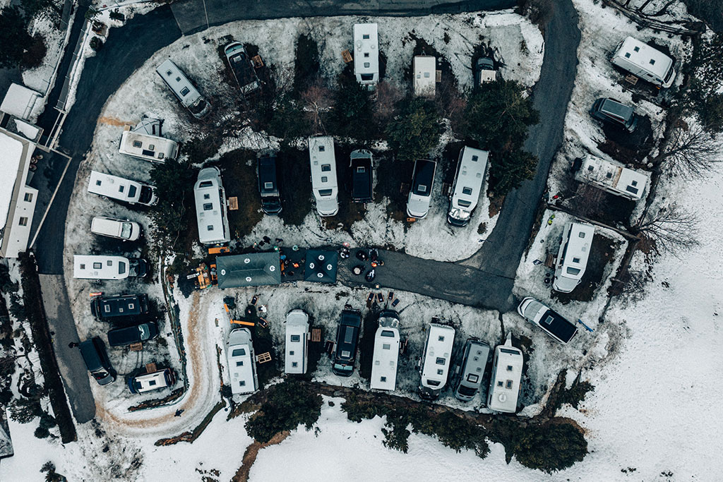 Campingfahrzeuge auf schneebedecktem Campingplatz