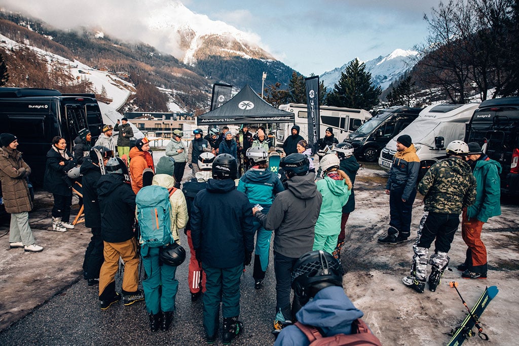 EIne Gruppe Menschen versammelt im Wintercamp