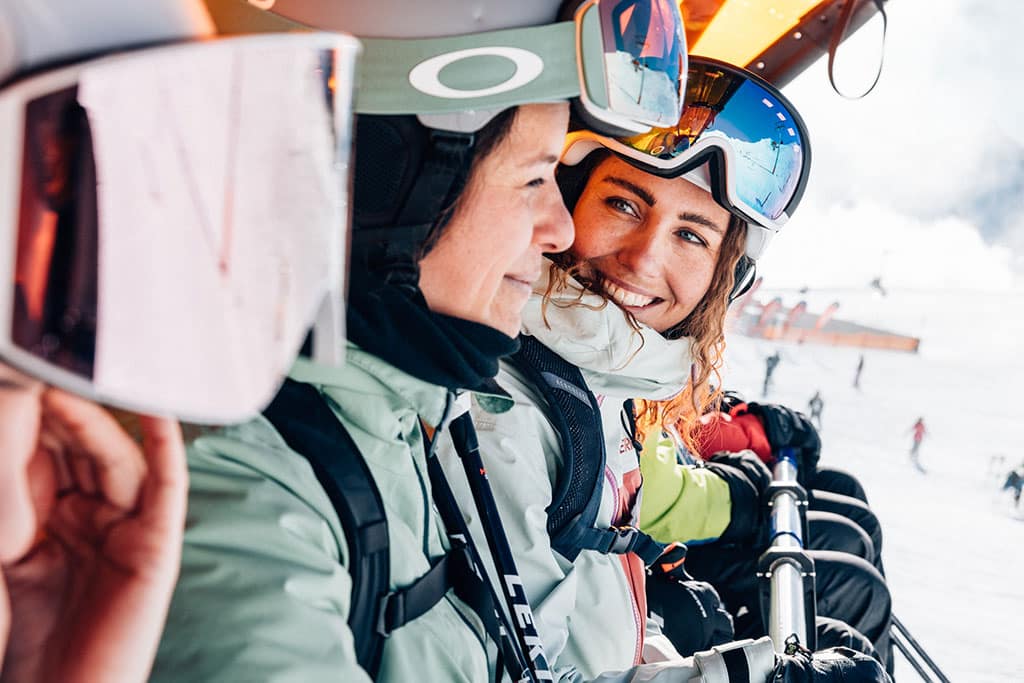 Zwei Frauen in Skiausrüstung