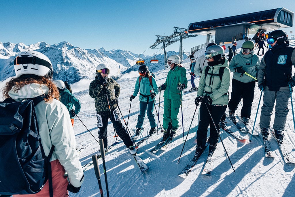 Eine Gruppe Skifahrer am Berg