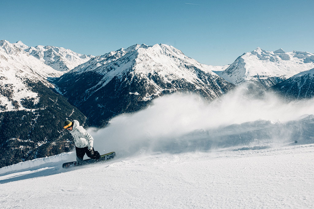 Snowboardfahrer bei der Abfahrt