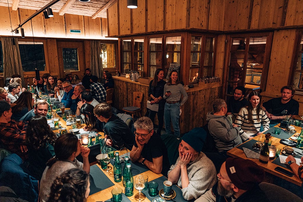 Voll besetzte Tische in einer Skihütte