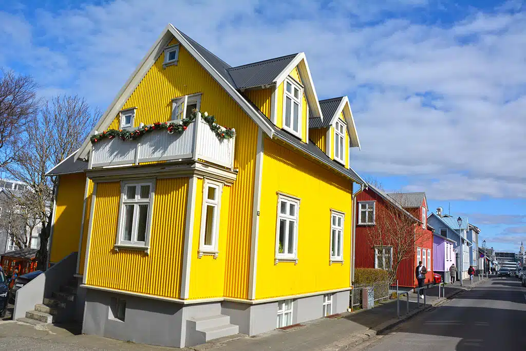 Ein gelbes und dahinter ein rotes Haus