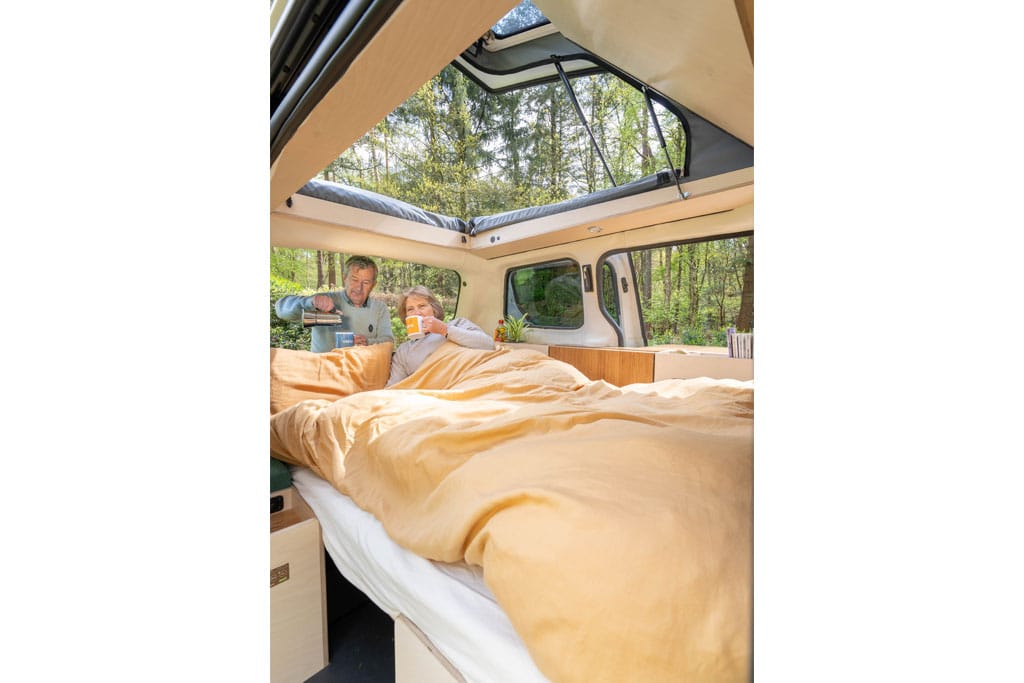 Aufgebautes unteres Bett im Campervan