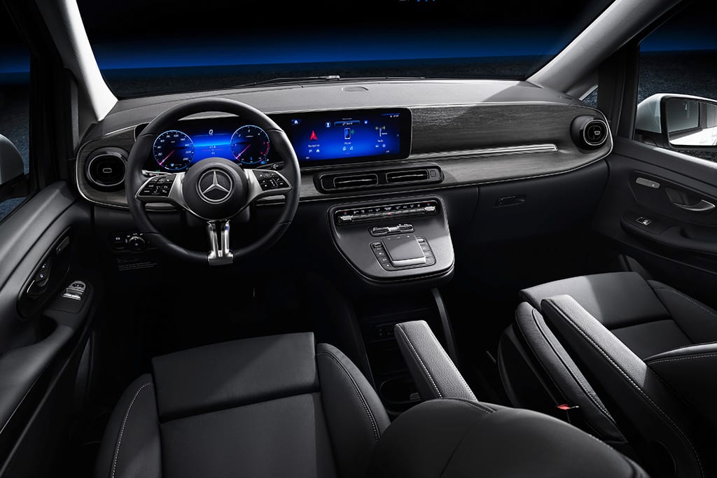 Modernes Pkw-Cockpit mit zwei Farb-Displays von Mercedes-Benz.