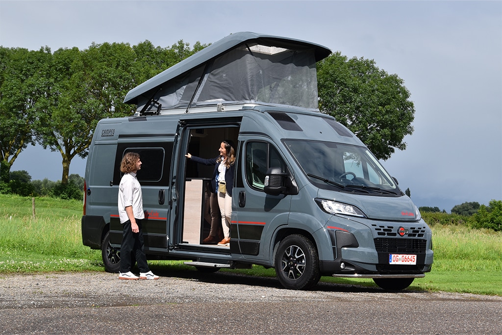 Mann und Frau stehen an einem Camper (Bürstner Skyline).