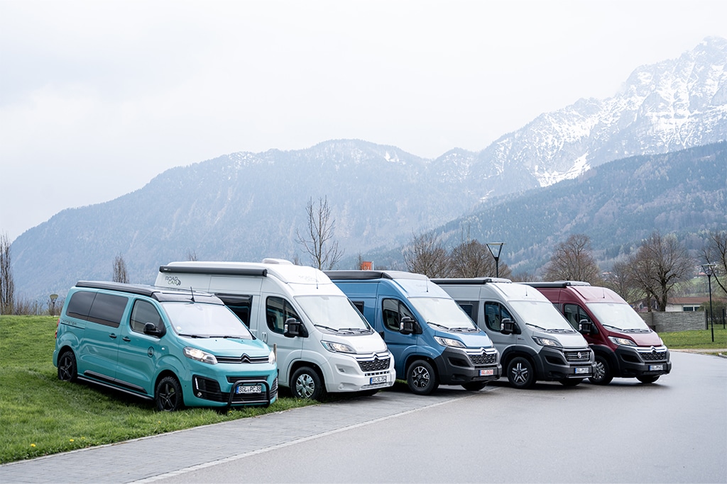 Pössl Group Fahrzeuge in einer Reihe.