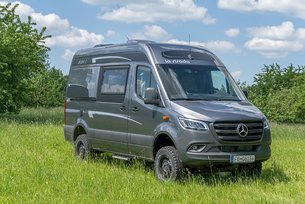 Campervan von La Strada auf einer Wiese.