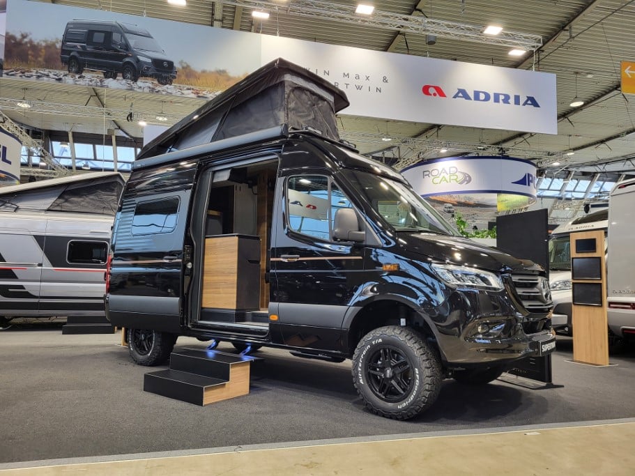 Schwarzer Kastenwagen-Camper auf Messe