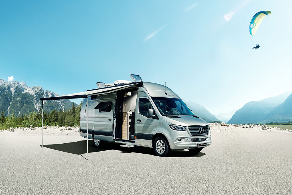 Silberner Campervan mit Markise