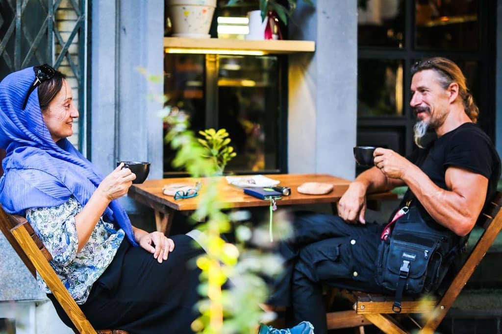 Die beiden Overlander in einem Café im Iran