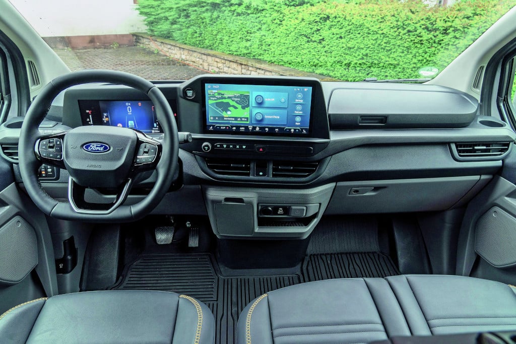 Cockpit des FORD Transit mit großem Display und Zweier-Sitzbank