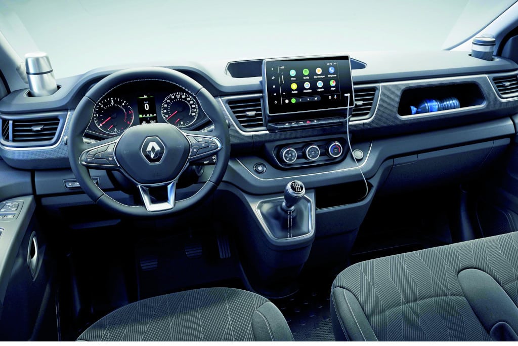 Cockpit des Renault Trafic mit Display, das wie aufgesteckt wirkt.