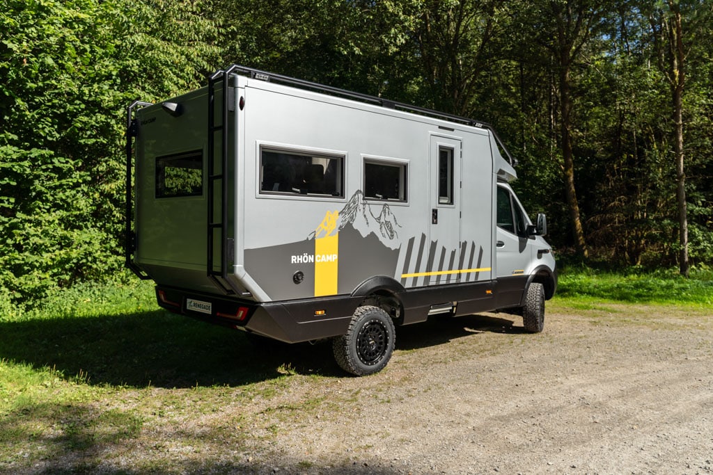 Silbernes Campingfahrzeug mit Kofferaufbau in der Heck- und Seitenansicht