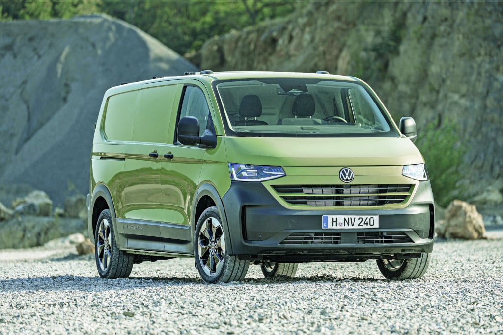 VW Transporter steht m Schotterwerk